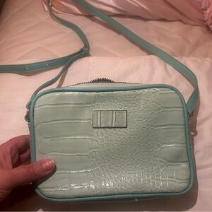Chic Mint Green Crocodile-Embossed Crossbody Bag